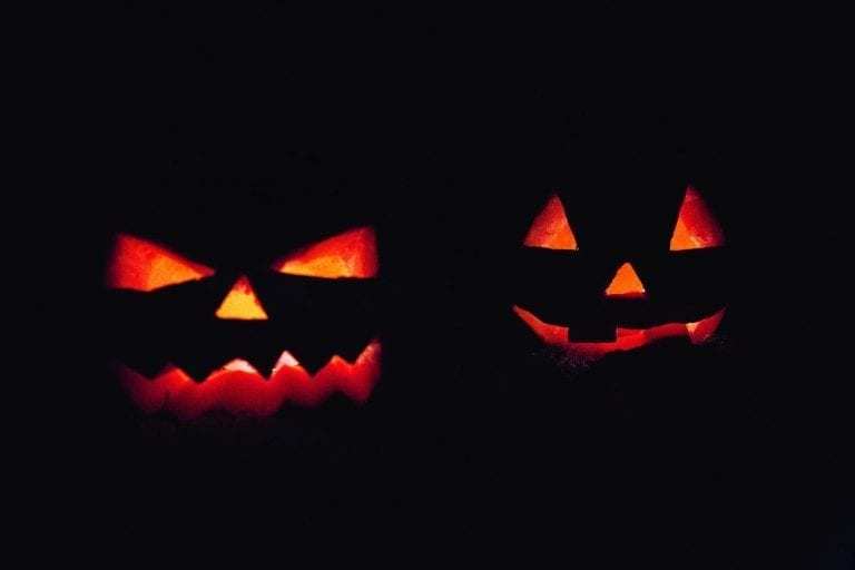 2 Jack-o-lanterns cover for the scariest books intro