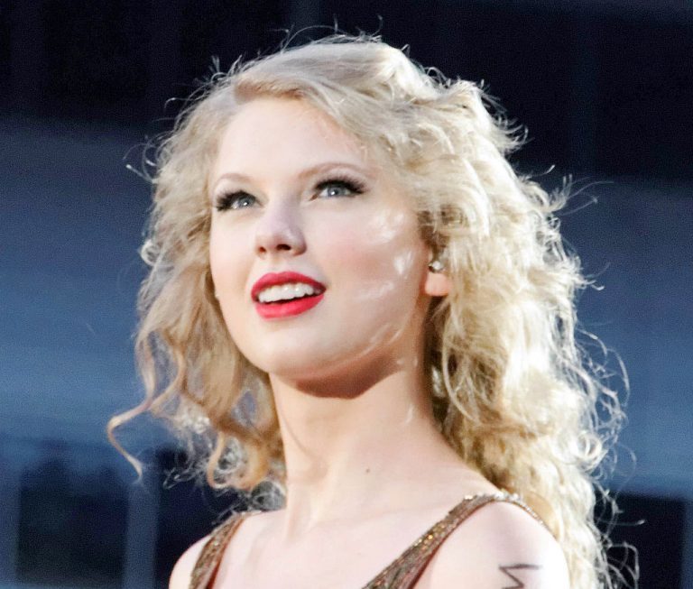 Taylor Swift "Christmas Tree Farm"
