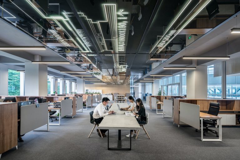advantages of a corporation vs llc