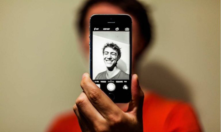 an-iphone-is-all-you-need-for-your-next-professional-headshot