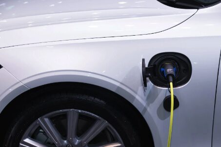 driving-success:-tesla’s-worldwide-deliveries-soar-as-prices-drop-and-ev-tax-credits-kick-in