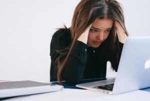 mixed-signals:-slight-rise-in-us-weekly-jobless-claims,-but-layoffs-drop-in-june