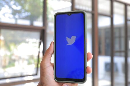 twitter-hits-milestone:-ceo-linda-yaccarino-reports-record-breaking-usage-day-amid-threads’-growth