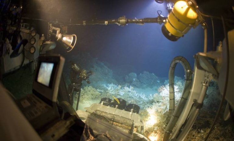 Robots in deep sea mining